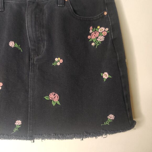 PacSun Floral Embroidered Denim Jean Skirt Size 25 Mini - Picture 4 of 9